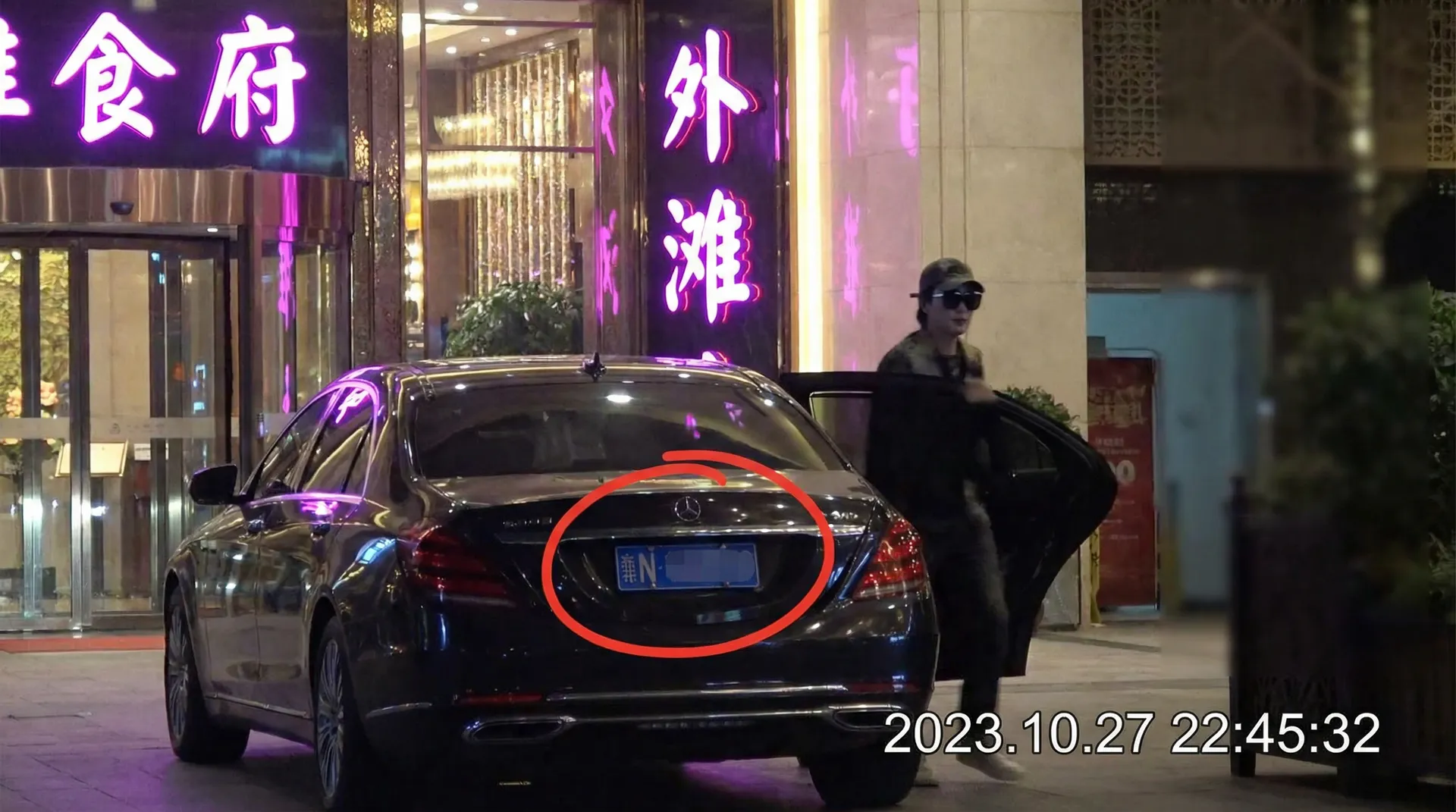 万博体育官网app - 豪车餐厅外被拍